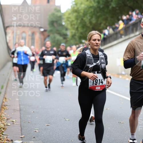 05.10.2025 - 20. swb-Marathon Bremen Michael Strokosch http://msf.ph/oto/9220553 05.10.2025 12:49:24 Laufen 1914, 8526, 05999 meine-sportfotos.de