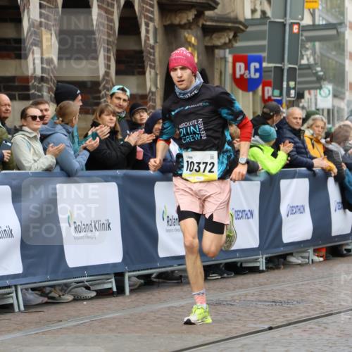 05.10.2025 - 20. swb-Marathon Bremen Strokosch-Dieckow http://msf.ph/oto/9220556 05.10.2025 10:35:56 Ziel 10372 meine-sportfotos.de