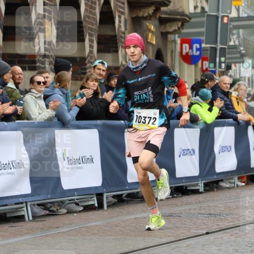 05.10.2025 - 20. swb-Marathon Bremen Strokosch-Dieckow http://msf.ph/oto/9220561 05.10.2025 10:35:56 Ziel 10372 meine-sportfotos.de