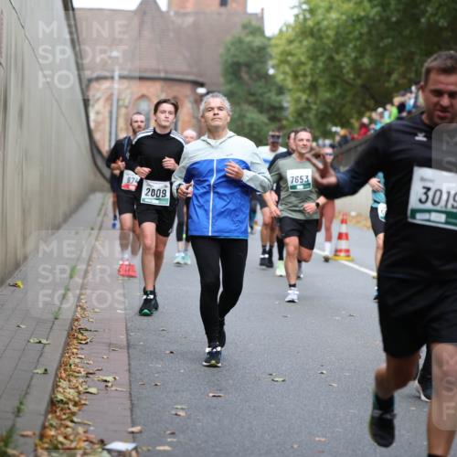 05.10.2025 - 20. swb-Marathon Bremen Michael Strokosch http://msf.ph/oto/9220563 05.10.2025 12:49:27 Laufen 7653, 3019, 974, 2009 meine-sportfotos.de