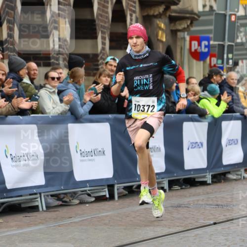 05.10.2025 - 20. swb-Marathon Bremen Strokosch-Dieckow http://msf.ph/oto/9220568 05.10.2025 10:35:56 Ziel 10372 meine-sportfotos.de