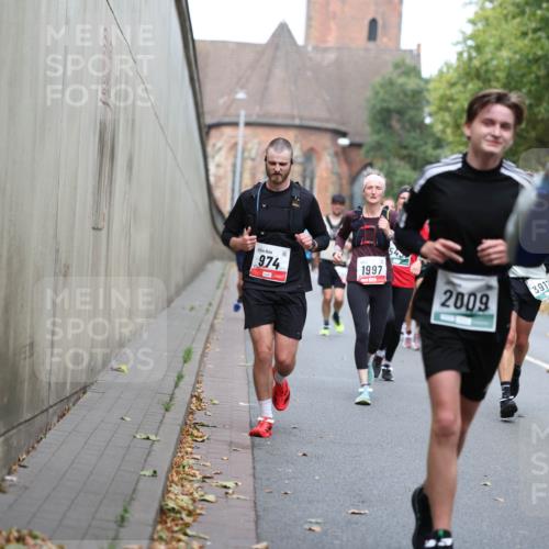 05.10.2025 - 20. swb-Marathon Bremen Michael Strokosch http://msf.ph/oto/9220569 05.10.2025 12:49:30 Laufen 974, 1997, 2009, 3917 meine-sportfotos.de