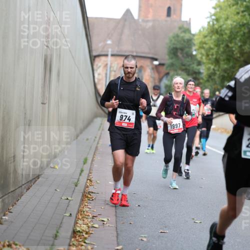 05.10.2025 - 20. swb-Marathon Bremen Michael Strokosch http://msf.ph/oto/9220570 05.10.2025 12:49:30 Laufen 974, 1997, 2009 meine-sportfotos.de