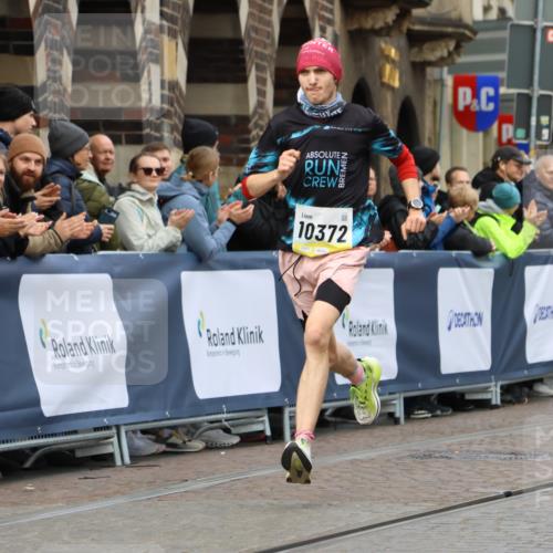 05.10.2025 - 20. swb-Marathon Bremen Strokosch-Dieckow http://msf.ph/oto/9220572 05.10.2025 10:35:56 Ziel 10372 meine-sportfotos.de