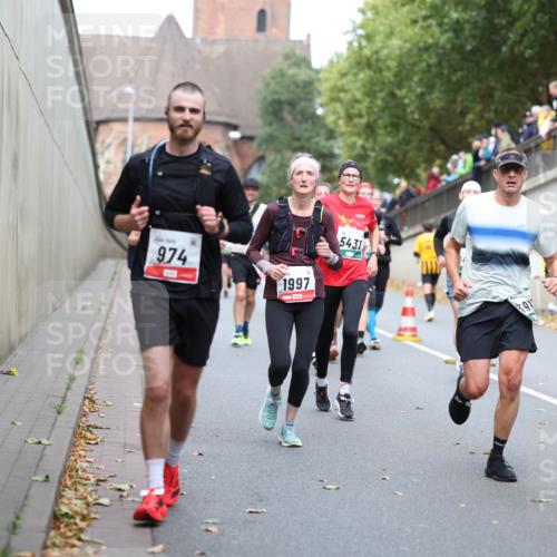 05.10.2025 - 20. swb-Marathon Bremen Michael Strokosch http://msf.ph/oto/9220573 05.10.2025 12:49:31 Laufen 974, 5431, 1997, 91, 4477 meine-sportfotos.de
