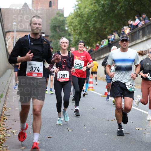 05.10.2025 - 20. swb-Marathon Bremen Michael Strokosch http://msf.ph/oto/9220574 05.10.2025 12:49:31 Laufen 974, 1997, 5431, 391, 4477 meine-sportfotos.de