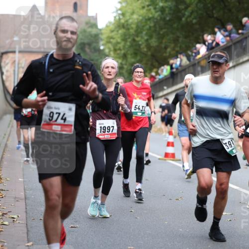 05.10.2025 - 20. swb-Marathon Bremen Michael Strokosch http://msf.ph/oto/9220575 05.10.2025 12:49:32 Laufen 974, 1997, 5431, 391, 2555, 44 meine-sportfotos.de