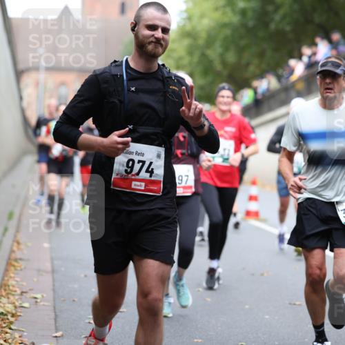 05.10.2025 - 20. swb-Marathon Bremen Michael Strokosch http://msf.ph/oto/9220576 05.10.2025 12:49:32 Laufen 974, 97, 391, 2555 meine-sportfotos.de