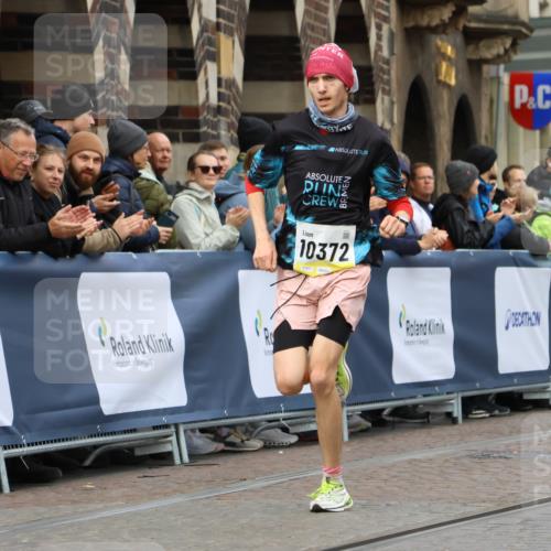 05.10.2025 - 20. swb-Marathon Bremen Strokosch-Dieckow http://msf.ph/oto/9220581 05.10.2025 10:35:56 Ziel 10372 meine-sportfotos.de