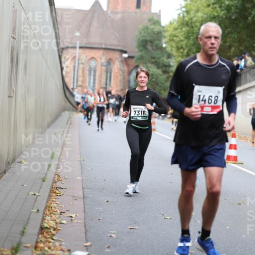 05.10.2025 - 20. swb-Marathon Bremen Michael Strokosch http://msf.ph/oto/9220589 05.10.2025 12:49:37 Laufen 7316, 1468, 4688 meine-sportfotos.de