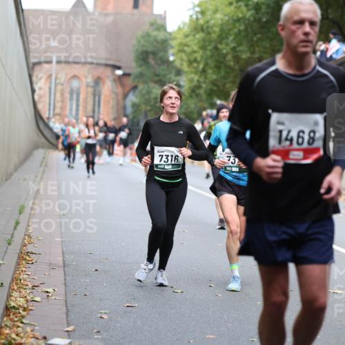 05.10.2025 - 20. swb-Marathon Bremen Michael Strokosch http://msf.ph/oto/9220591 05.10.2025 12:49:38 Laufen 7316, 73, 1468, 0, 4688 meine-sportfotos.de