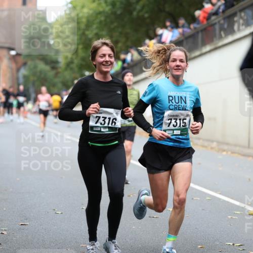 05.10.2025 - 20. swb-Marathon Bremen Michael Strokosch http://msf.ph/oto/9220594 05.10.2025 12:49:39 Laufen 7316, 7315 meine-sportfotos.de