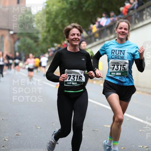 05.10.2025 - 20. swb-Marathon Bremen Michael Strokosch http://msf.ph/oto/9220595 05.10.2025 12:49:39 Laufen 7316, 05567, 7315 meine-sportfotos.de
