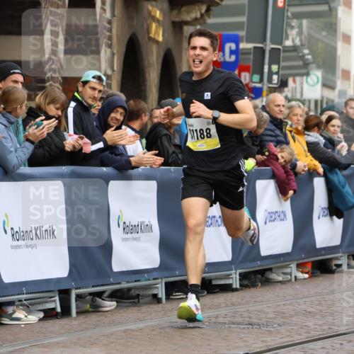 05.10.2025 - 20. swb-Marathon Bremen Strokosch-Dieckow http://msf.ph/oto/9220603 05.10.2025 10:36:08 Ziel 11188 meine-sportfotos.de