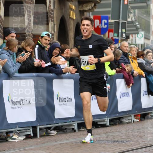 05.10.2025 - 20. swb-Marathon Bremen Strokosch-Dieckow http://msf.ph/oto/9220611 05.10.2025 10:36:08 Ziel 11188 meine-sportfotos.de