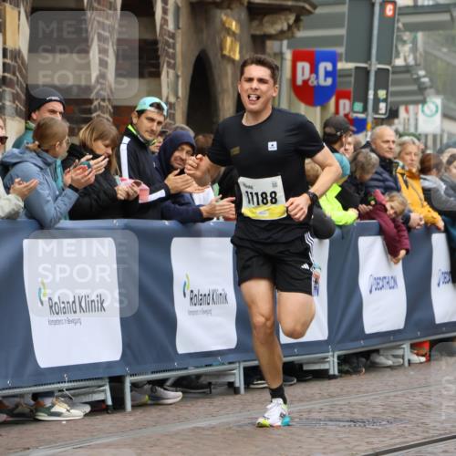 05.10.2025 - 20. swb-Marathon Bremen Strokosch-Dieckow http://msf.ph/oto/9220616 05.10.2025 10:36:08 Ziel 11188 meine-sportfotos.de