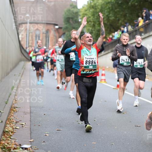 05.10.2025 - 20. swb-Marathon Bremen Michael Strokosch http://msf.ph/oto/9220617 05.10.2025 12:49:49 Laufen 8145, 8984, 7433, 3142, 552 meine-sportfotos.de