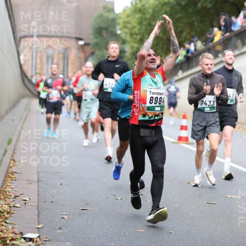 05.10.2025 - 20. swb-Marathon Bremen Michael Strokosch http://msf.ph/oto/9220618 05.10.2025 12:49:49 Laufen 20, 8984, 7433, 5525 meine-sportfotos.de