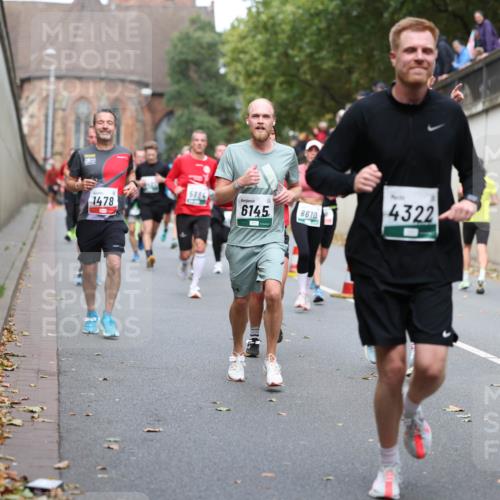 05.10.2025 - 20. swb-Marathon Bremen Michael Strokosch http://msf.ph/oto/9220624 05.10.2025 12:49:52 Laufen 1478, 5884, 6145, 4322, 8610 meine-sportfotos.de