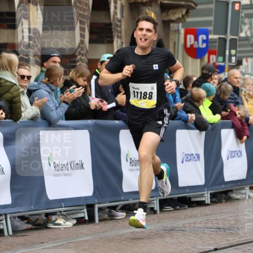 05.10.2025 - 20. swb-Marathon Bremen Strokosch-Dieckow http://msf.ph/oto/9220629 05.10.2025 10:36:08 Ziel 11188 meine-sportfotos.de