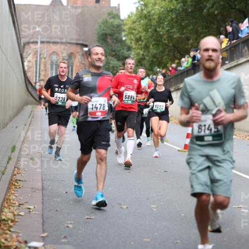 05.10.2025 - 20. swb-Marathon Bremen Michael Strokosch http://msf.ph/oto/9220630 05.10.2025 12:49:53 Laufen 5236, 1478, 5884, 5652, 8145 meine-sportfotos.de