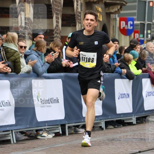 05.10.2025 - 20. swb-Marathon Bremen Strokosch-Dieckow http://msf.ph/oto/9220633 05.10.2025 10:36:08 Ziel 11188 meine-sportfotos.de