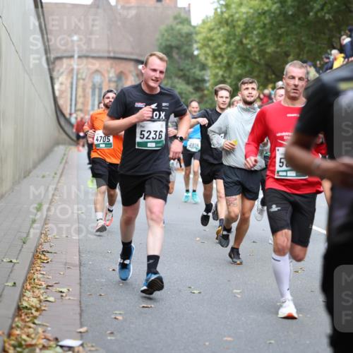 05.10.2025 - 20. swb-Marathon Bremen Michael Strokosch http://msf.ph/oto/9220635 05.10.2025 12:49:55 Laufen 4705, 5236, 5, 1478 meine-sportfotos.de