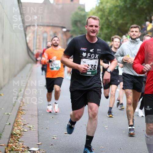 05.10.2025 - 20. swb-Marathon Bremen Michael Strokosch http://msf.ph/oto/9220638 05.10.2025 12:49:56 Laufen 4705, 36, 5884, 652 meine-sportfotos.de