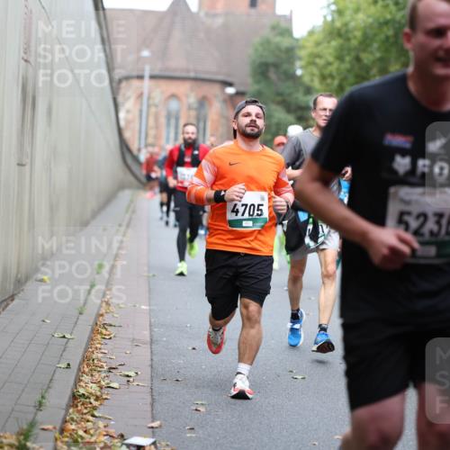 05.10.2025 - 20. swb-Marathon Bremen Michael Strokosch http://msf.ph/oto/9220640 05.10.2025 12:49:57 Laufen 4705, 5236, 5235, 88 meine-sportfotos.de