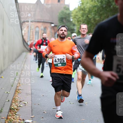 05.10.2025 - 20. swb-Marathon Bremen Michael Strokosch http://msf.ph/oto/9220641 05.10.2025 12:49:57 Laufen 4705, 5236 meine-sportfotos.de