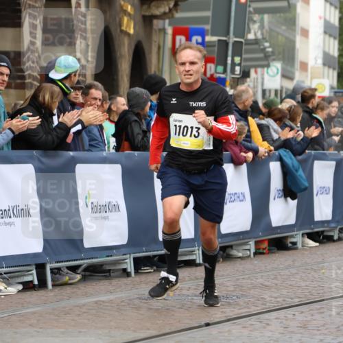 05.10.2025 - 20. swb-Marathon Bremen Strokosch-Dieckow http://msf.ph/oto/9220645 05.10.2025 10:36:22 Ziel 11013, 11185, 11687 meine-sportfotos.de