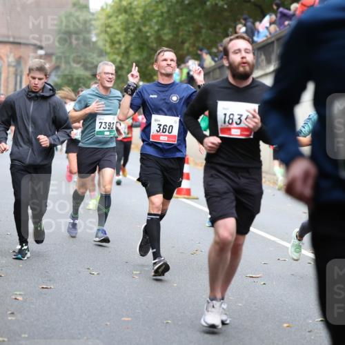05.10.2025 - 20. swb-Marathon Bremen Michael Strokosch http://msf.ph/oto/9220659 05.10.2025 12:50:06 Laufen 7392, 360, 183, 7454 meine-sportfotos.de