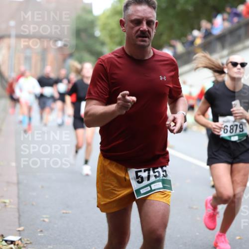 05.10.2025 - 20. swb-Marathon Bremen Michael Strokosch http://msf.ph/oto/9220669 05.10.2025 12:50:09 Laufen 5755, 07866, 6879 meine-sportfotos.de