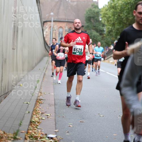 05.10.2025 - 20. swb-Marathon Bremen Michael Strokosch http://msf.ph/oto/9220696 05.10.2025 12:50:16 Laufen 1012, 6529, 16 meine-sportfotos.de