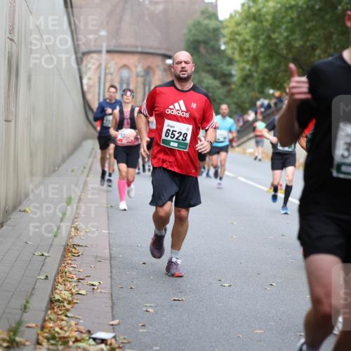 05.10.2025 - 20. swb-Marathon Bremen Michael Strokosch http://msf.ph/oto/9220697 05.10.2025 12:50:17 Laufen 1012, 5, 6529, 16, 342 meine-sportfotos.de