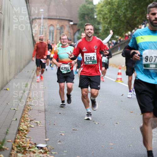 05.10.2025 - 20. swb-Marathon Bremen Michael Strokosch http://msf.ph/oto/9220709 05.10.2025 12:50:23 Laufen 0, 6750, 5162, 9079 meine-sportfotos.de