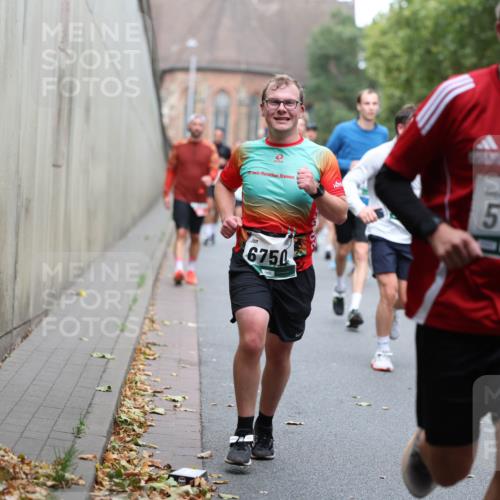 05.10.2025 - 20. swb-Marathon Bremen Michael Strokosch http://msf.ph/oto/9220713 05.10.2025 12:50:25 Laufen 1701, 6750, 5162 meine-sportfotos.de