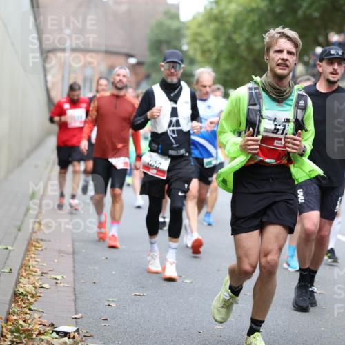 05.10.2025 - 20. swb-Marathon Bremen Michael Strokosch http://msf.ph/oto/9220729 05.10.2025 12:50:29 Laufen 100, 2407 meine-sportfotos.de