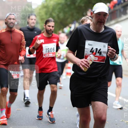 05.10.2025 - 20. swb-Marathon Bremen Michael Strokosch http://msf.ph/oto/9220737 05.10.2025 12:50:33 Laufen 3, 1966, 414 meine-sportfotos.de