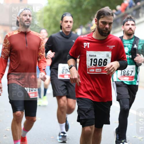 05.10.2025 - 20. swb-Marathon Bremen Michael Strokosch http://msf.ph/oto/9220739 05.10.2025 12:50:34 Laufen 80, 1966, 01637, 1867 meine-sportfotos.de