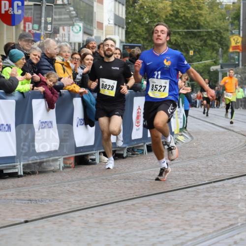 05.10.2025 - 20. swb-Marathon Bremen Strokosch-Dieckow http://msf.ph/oto/9220747 05.10.2025 10:36:37 Ziel 9527, 9829 meine-sportfotos.de