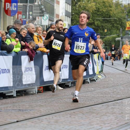 05.10.2025 - 20. swb-Marathon Bremen Strokosch-Dieckow http://msf.ph/oto/9220756 05.10.2025 10:36:37 Ziel 9527, 9829 meine-sportfotos.de