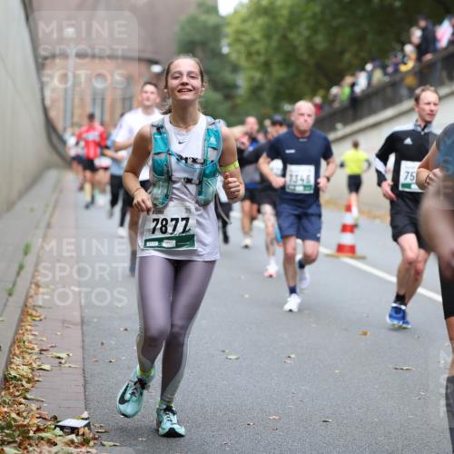 05.10.2025 - 20. swb-Marathon Bremen Michael Strokosch http://msf.ph/oto/9220765 05.10.2025 12:50:42 Laufen 7877, 75, 84, 19 meine-sportfotos.de