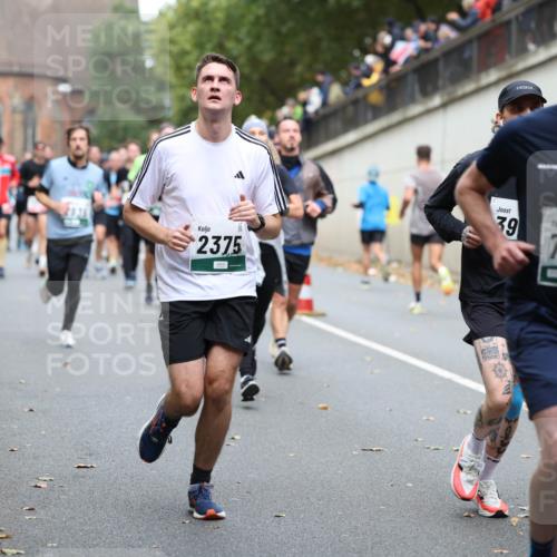 05.10.2025 - 20. swb-Marathon Bremen Michael Strokosch http://msf.ph/oto/9220774 05.10.2025 12:50:44 Laufen 493, 2375, 39, 7346 meine-sportfotos.de