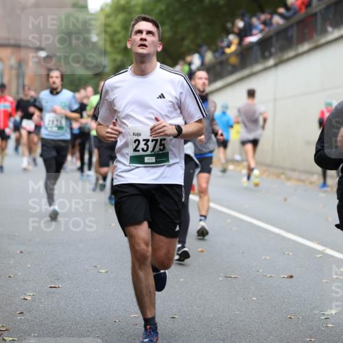 05.10.2025 - 20. swb-Marathon Bremen Michael Strokosch http://msf.ph/oto/9220776 05.10.2025 12:50:44 Laufen 2826, 2375 meine-sportfotos.de