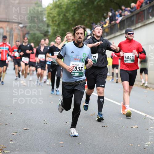05.10.2025 - 20. swb-Marathon Bremen Michael Strokosch http://msf.ph/oto/9220779 05.10.2025 12:50:47 Laufen 935, 17, 4840 meine-sportfotos.de