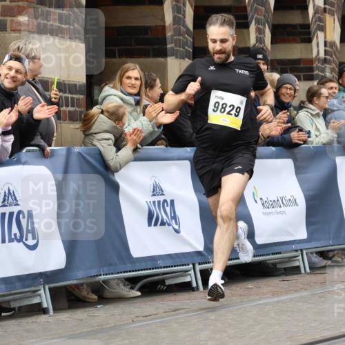 05.10.2025 - 20. swb-Marathon Bremen Strokosch-Dieckow http://msf.ph/oto/9220784 05.10.2025 10:36:40 Ziel 9829, 10425 meine-sportfotos.de