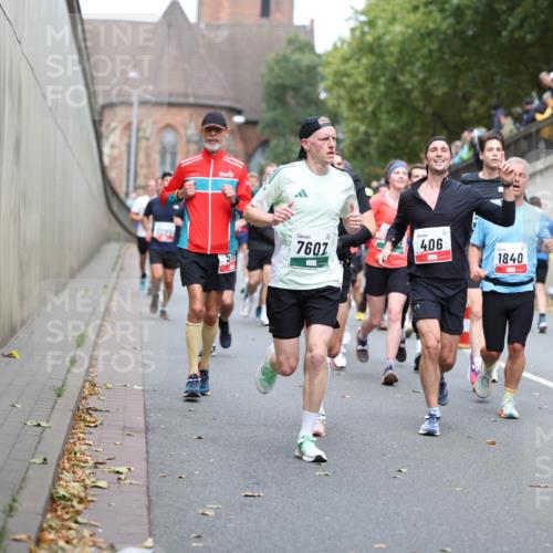 05.10.2025 - 20. swb-Marathon Bremen Michael Strokosch http://msf.ph/oto/9220787 05.10.2025 12:50:50 Laufen 570, 7607, 406, 1840 meine-sportfotos.de