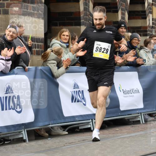 05.10.2025 - 20. swb-Marathon Bremen Strokosch-Dieckow http://msf.ph/oto/9220788 05.10.2025 10:36:40 Ziel 9829, 10425 meine-sportfotos.de