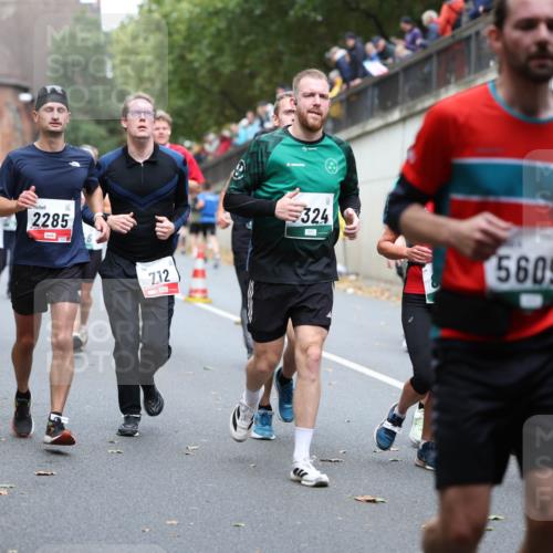 05.10.2025 - 20. swb-Marathon Bremen Michael Strokosch http://msf.ph/oto/9220806 05.10.2025 12:50:55 Laufen 8281, 2285, 12, 324, 5609, 30 meine-sportfotos.de